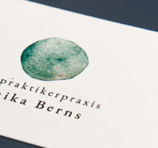 Logo und Visitenkarten (Corporate Design) der Heilpraktikerin Janika Berns aus Wuppertal